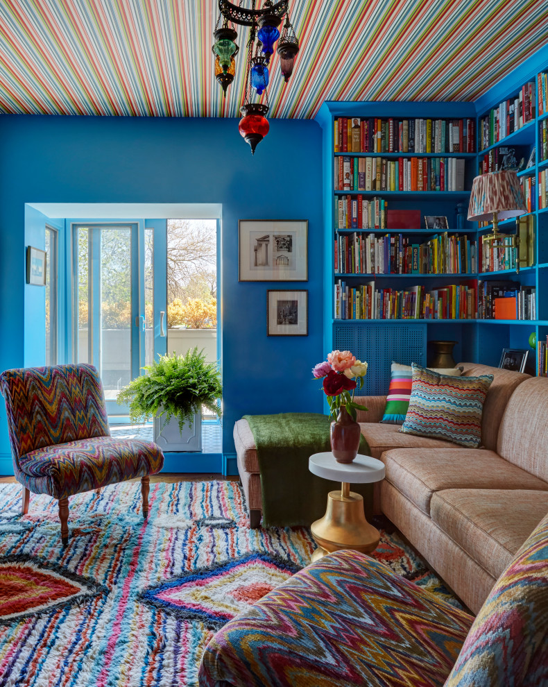 Modernes Lesezimmer mit blauer Wandfarbe, braunem Holzboden, braunem Boden und Tapetendecke in Chicago