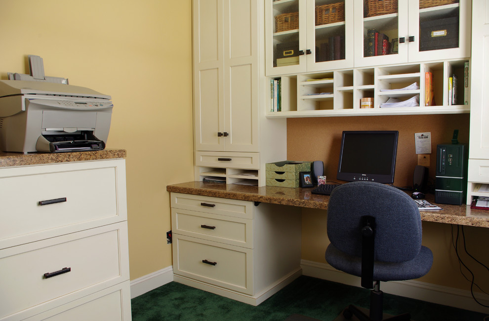 Immagine di un piccolo studio classico con scrivania incassata