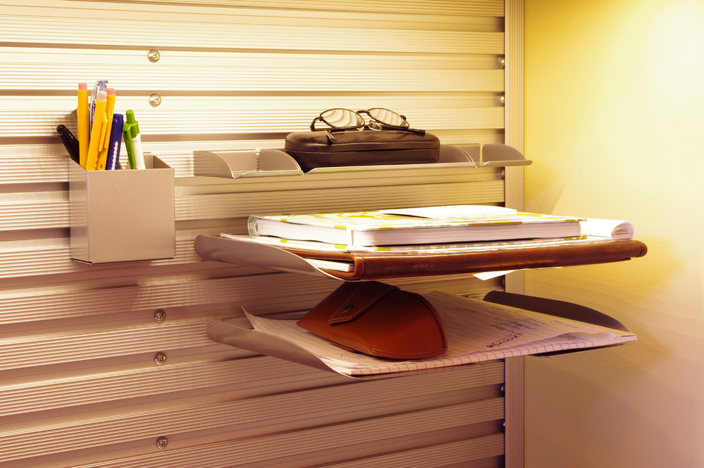Inspiration pour un petit bureau traditionnel avec un sol en bois brun et un bureau intégré.