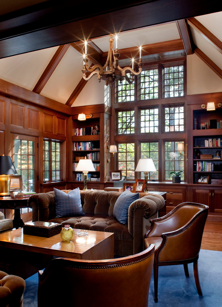 Ejemplo de despacho clásico con paredes beige, suelo de madera oscura y escritorio independiente