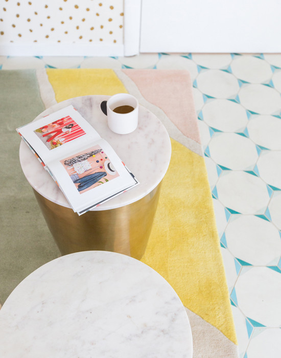 Immagine di un piccolo studio moderno con pareti bianche, pavimento con piastrelle in ceramica e scrivania autoportante