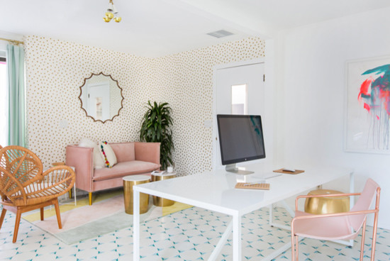 Источник вдохновения для домашнего уюта: маленький кабинет в стиле модернизм с полом из керамической плитки, отдельно стоящим рабочим столом и белыми стенами для на участке и в саду