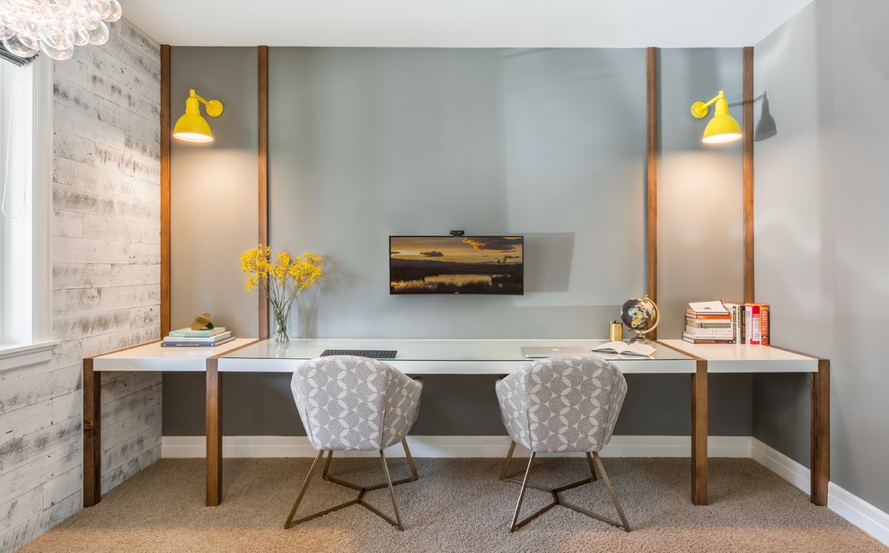 Inspiration pour un bureau traditionnel de taille moyenne avec un mur gris, moquette, un bureau intégré et un sol beige.