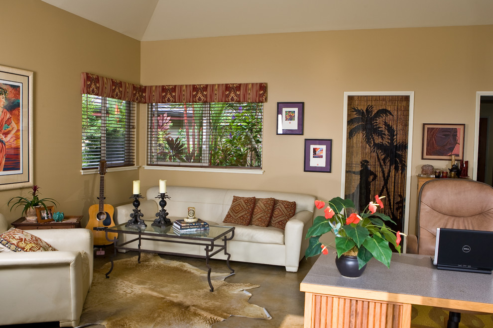 Exempel på ett stort exotiskt hemmastudio, med beige väggar, betonggolv, ett fristående skrivbord och brunt golv