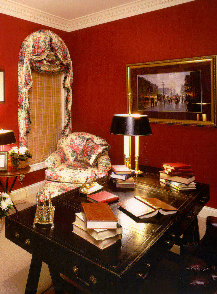 Пример оригинального дизайна: маленькое рабочее место в классическом стиле с красными стенами, ковровым покрытием и отдельно стоящим рабочим столом для на участке и в саду