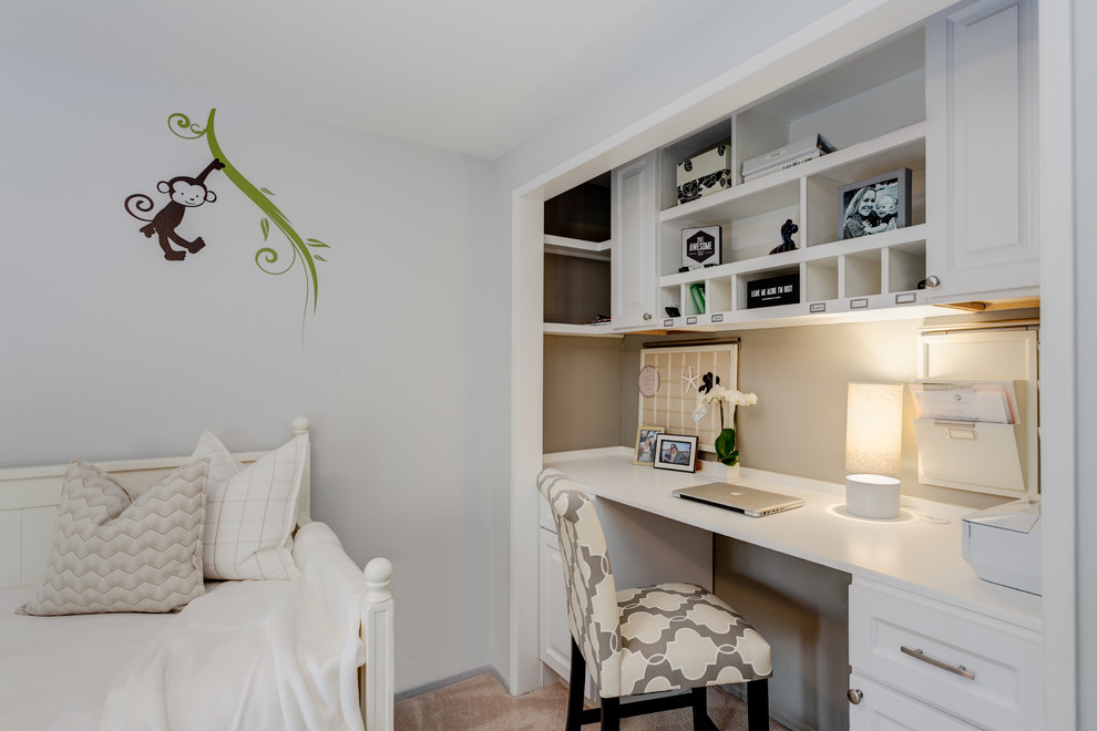 Modelo de despacho tradicional pequeño con paredes grises, moqueta y escritorio empotrado