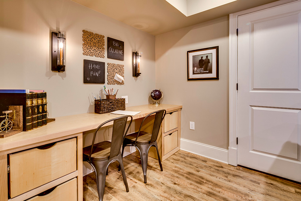 Inspiration pour un bureau atelier chalet de taille moyenne avec un mur beige, parquet clair et un bureau intégré.