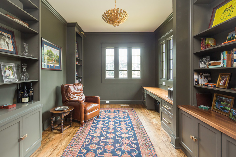 Источник вдохновения для домашнего уюта: кабинет в стиле кантри с зелеными стенами, паркетным полом среднего тона, встроенным рабочим столом и коричневым полом