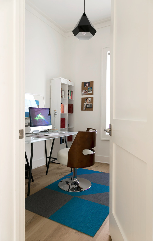 Ejemplo de despacho moderno pequeño con paredes blancas, suelo de madera clara, escritorio independiente y suelo marrón
