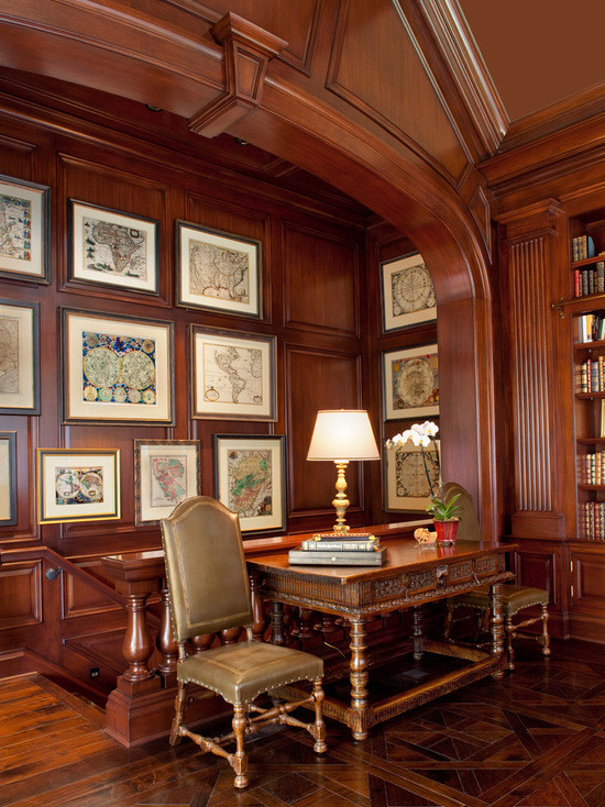 Ejemplo de despacho clásico grande con paredes marrones, suelo de mármol, todas las chimeneas, marco de chimenea de piedra y escritorio independiente