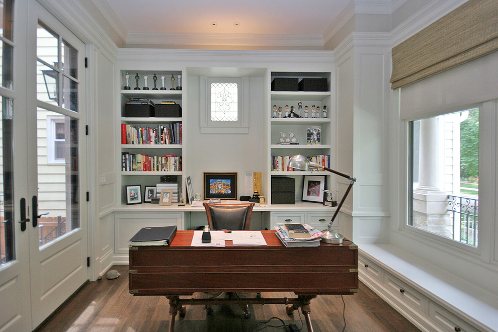 Esempio di un ufficio classico di medie dimensioni con pareti grigie, scrivania autoportante e pavimento in legno massello medio
