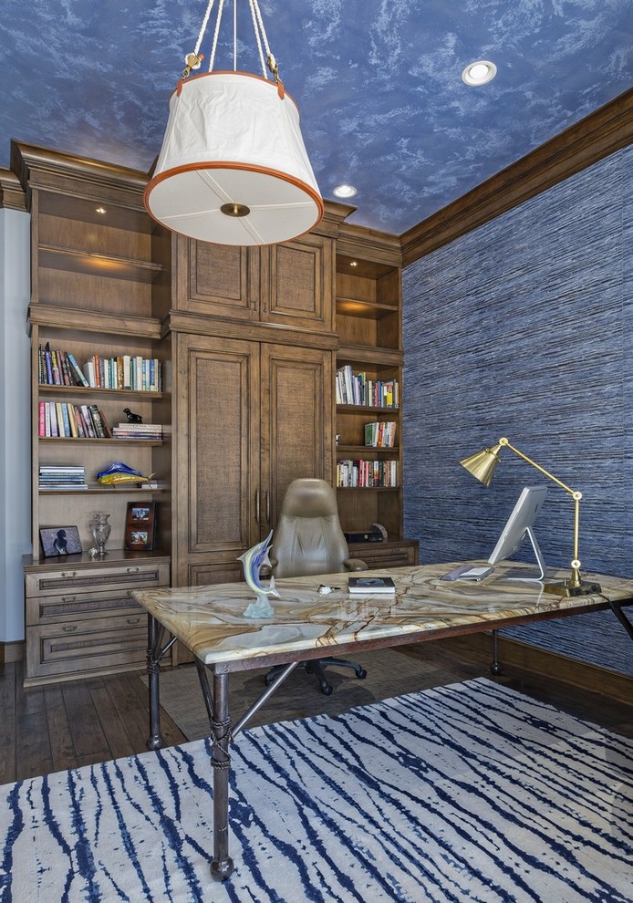 Idee per uno studio mediterraneo con libreria, pareti blu, parquet scuro, nessun camino e scrivania autoportante