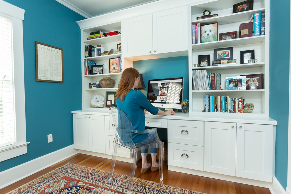 Источник вдохновения для домашнего уюта: рабочее место среднего размера в стиле неоклассика (современная классика) с синими стенами, паркетным полом среднего тона и встроенным рабочим столом