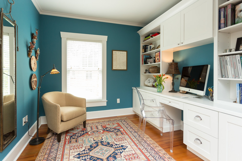 Источник вдохновения для домашнего уюта: рабочее место среднего размера в стиле неоклассика (современная классика) с синими стенами, паркетным полом среднего тона и встроенным рабочим столом