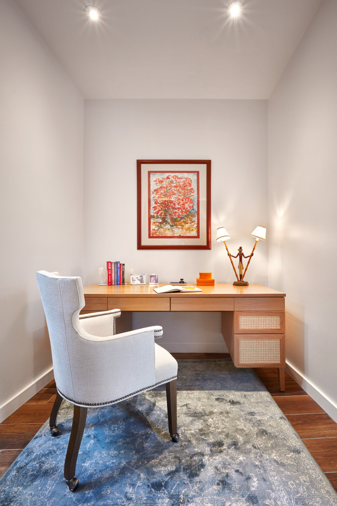 Foto di un ampio ufficio tropicale con pareti bianche e scrivania autoportante
