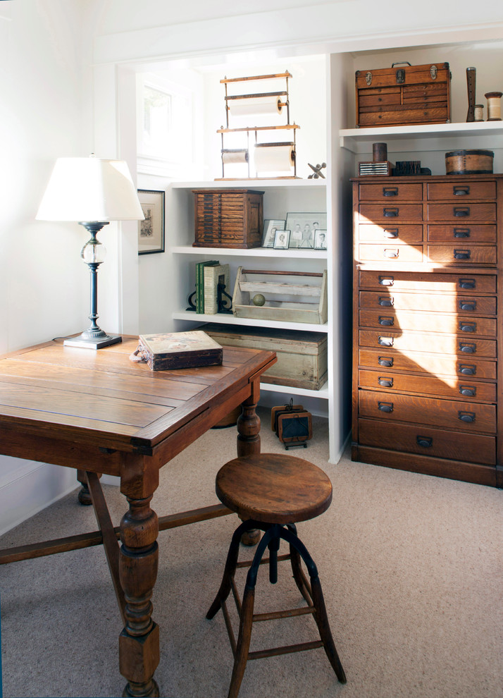 Ejemplo de despacho industrial de tamaño medio sin chimenea con paredes blancas, moqueta y escritorio independiente