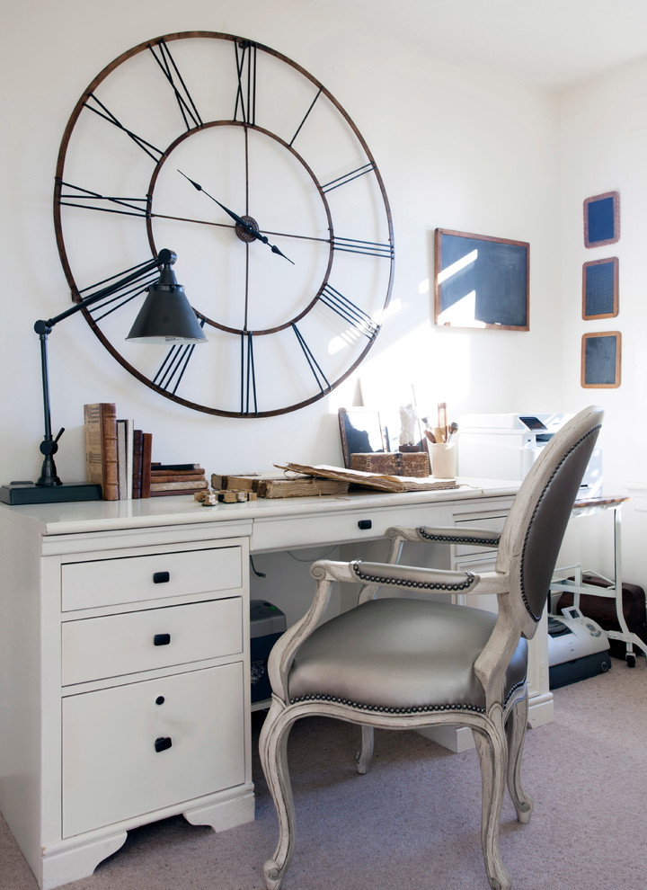 Foto de despacho urbano de tamaño medio sin chimenea con paredes blancas, moqueta y escritorio independiente