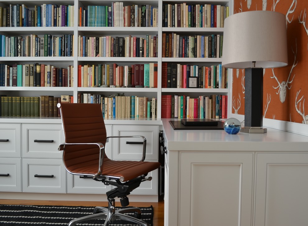 Diseño de despacho ecléctico con suelo de madera en tonos medios y escritorio empotrado