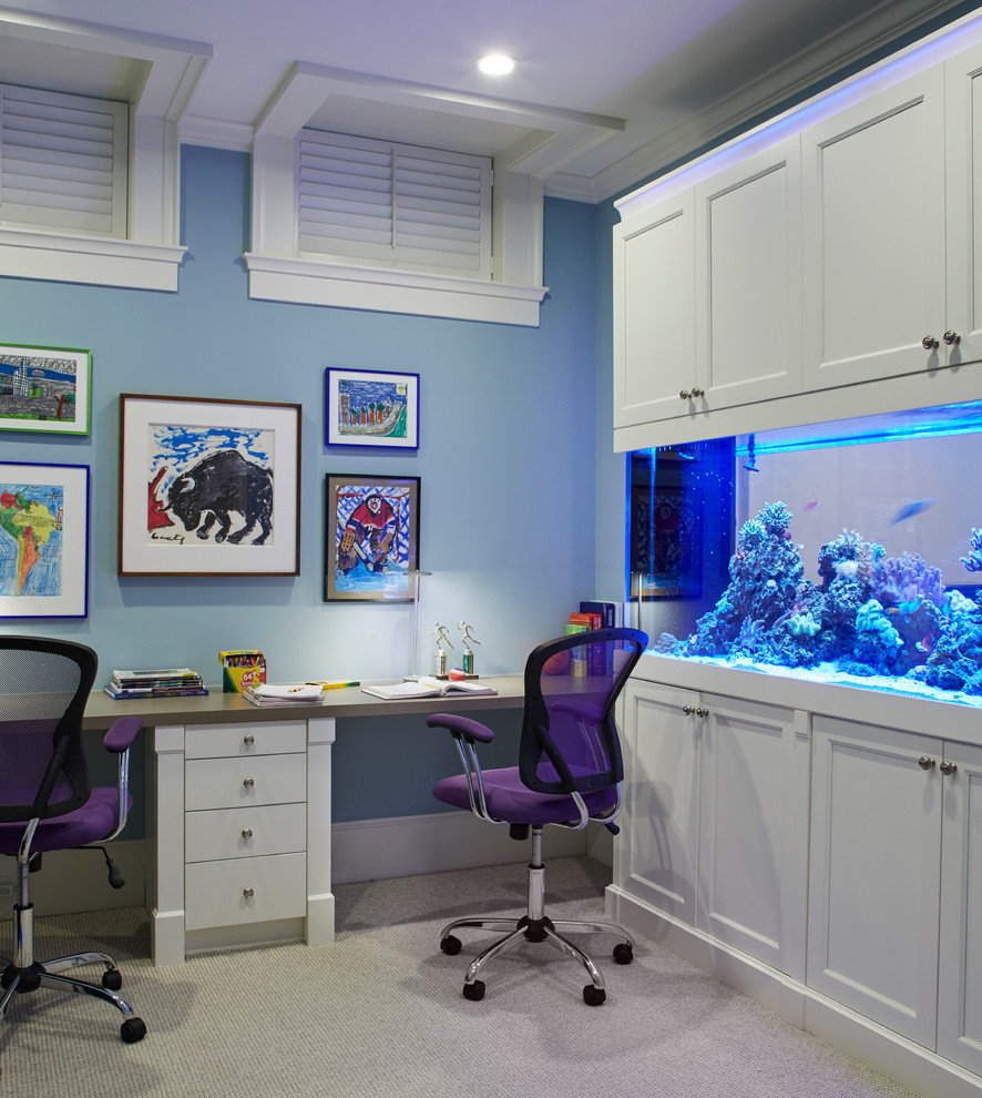 Esempio di un ufficio chic di medie dimensioni con pareti blu, moquette, nessun camino, scrivania incassata e pavimento grigio