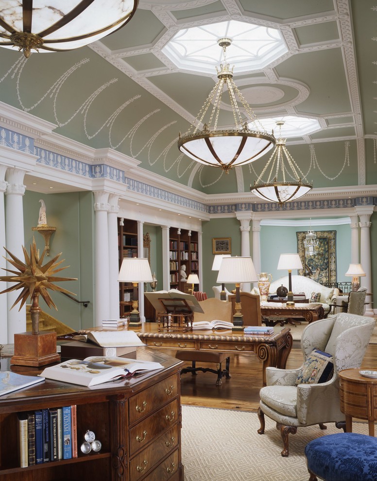 サンフランシスコにあるラグジュアリーな巨大なトラディショナルスタイルのおしゃれなホームオフィス・書斎の写真