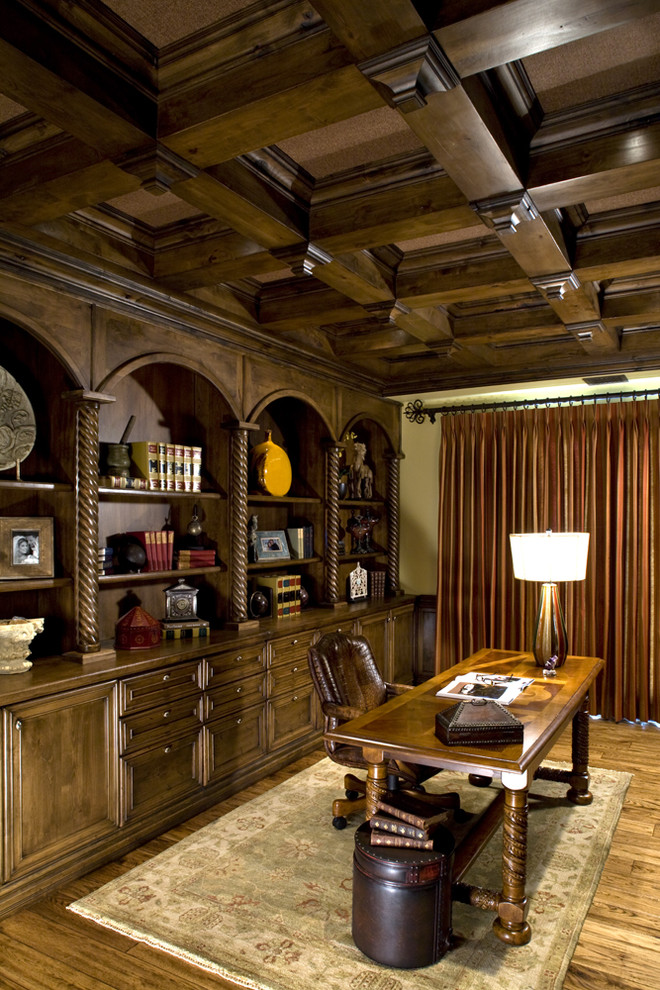 Свежая идея для дизайна: кабинет в классическом стиле с темным паркетным полом и отдельно стоящим рабочим столом - отличное фото интерьера