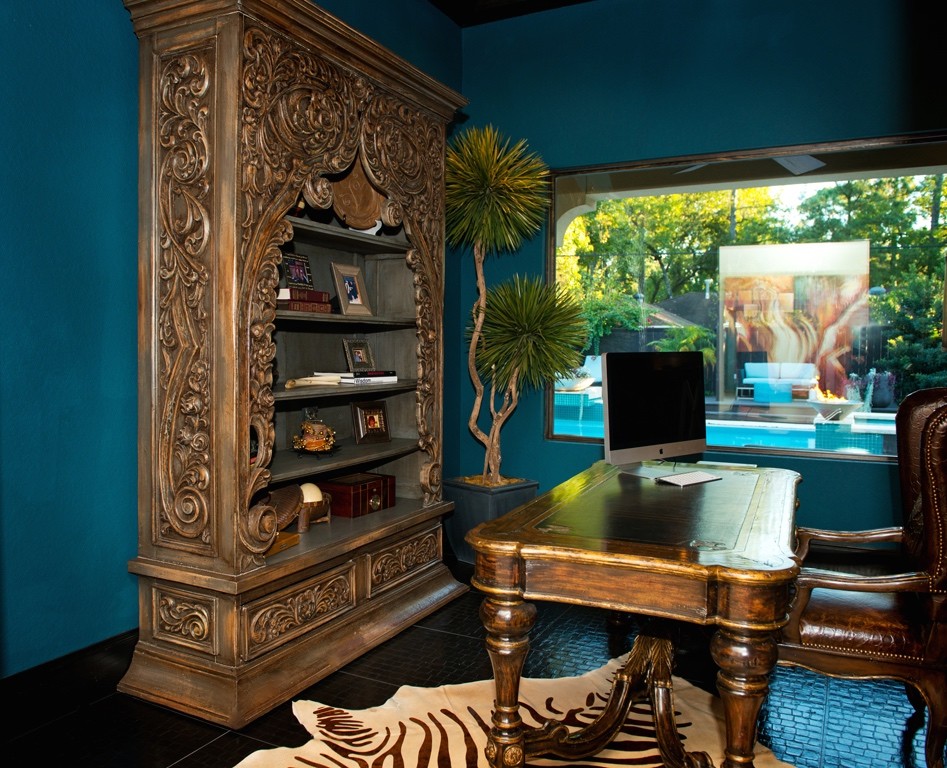 Diseño de despacho minimalista extra grande con paredes azules, suelo de baldosas de porcelana y escritorio independiente