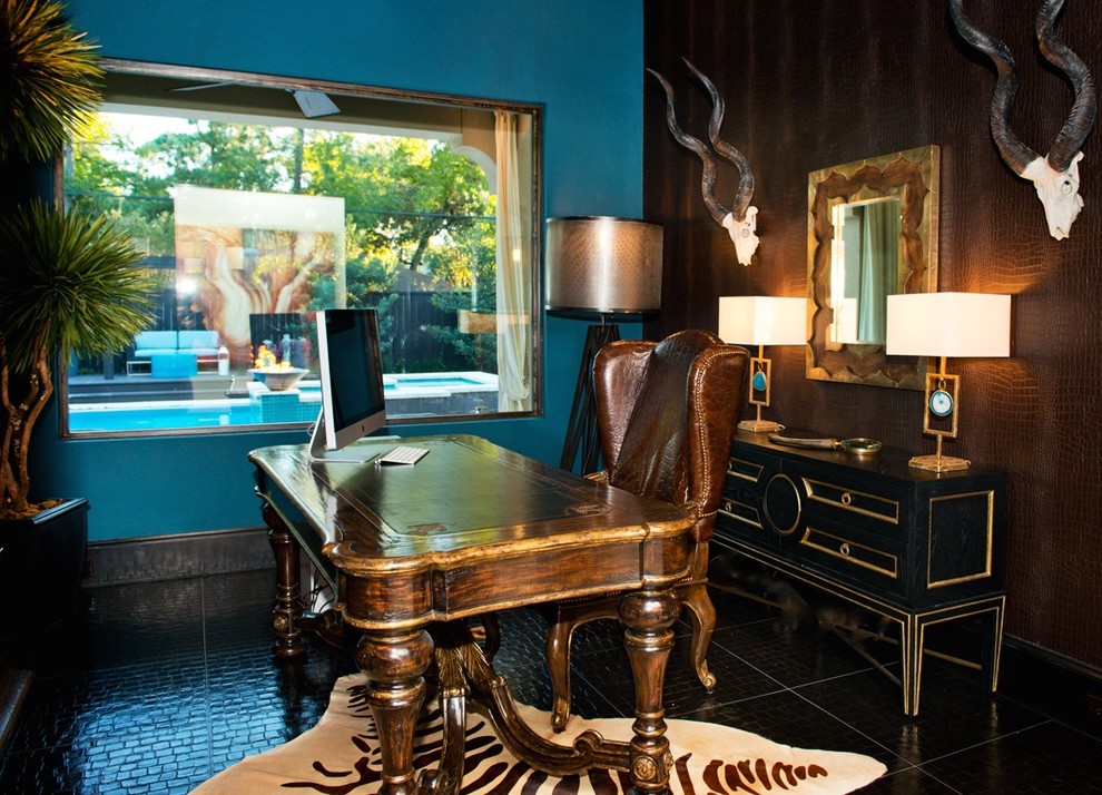 Foto di un ampio ufficio moderno con pareti blu, pavimento in gres porcellanato e scrivania autoportante