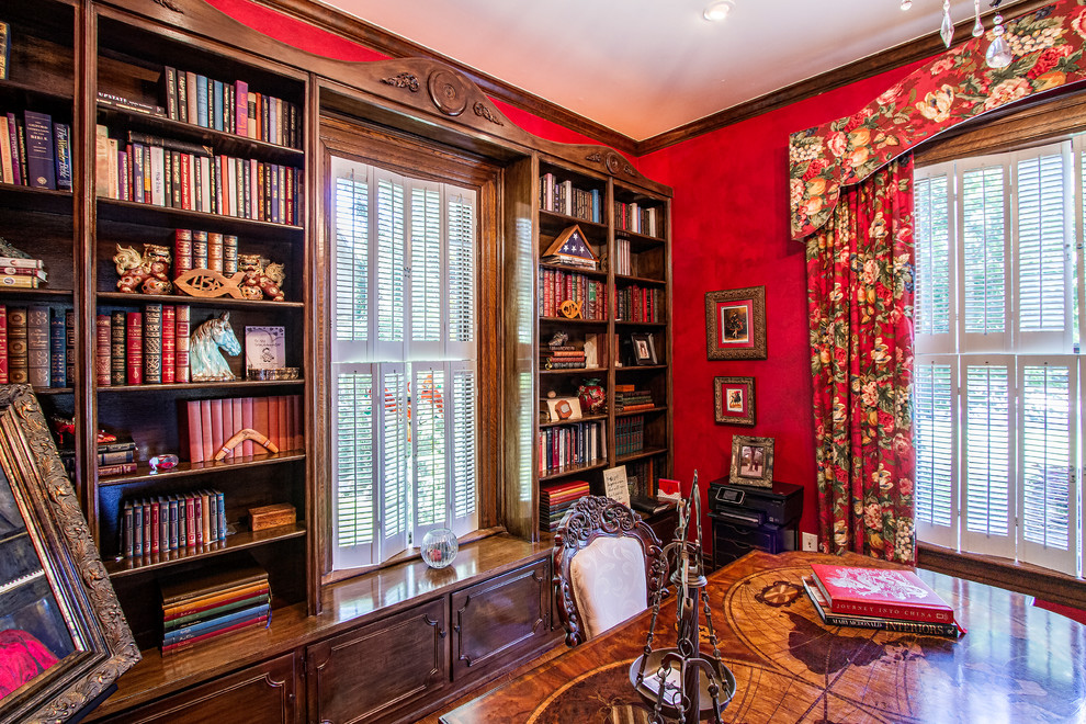 Idee per un grande studio vittoriano con pareti rosse, scrivania autoportante e libreria