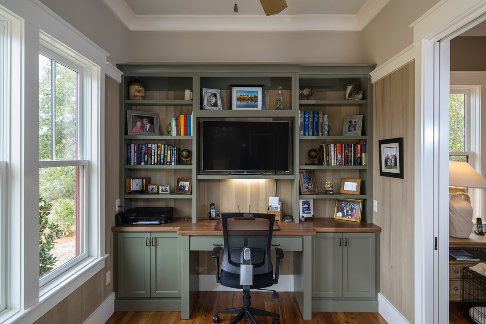 アトランタにある中くらいなトラディショナルスタイルのおしゃれな書斎 (無垢フローリング、ベージュの壁、暖炉なし、造り付け机、茶色い床) の写真