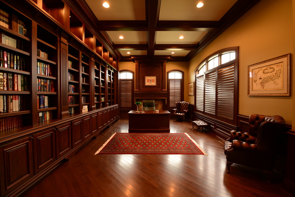 Inspiration för ett mycket stort vintage hemmabibliotek, med mörkt trägolv, ett fristående skrivbord och bruna väggar