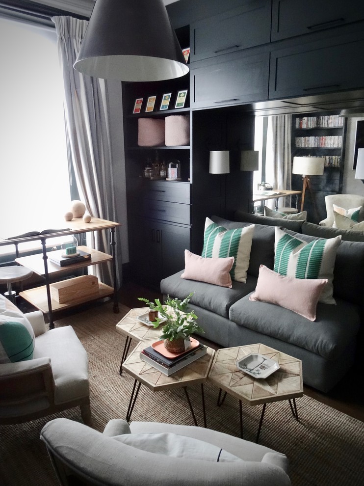 Exempel på ett stort eklektiskt arbetsrum, med ett bibliotek, grå väggar, mörkt trägolv, en standard öppen spis, en spiselkrans i gips, ett fristående skrivbord och brunt golv