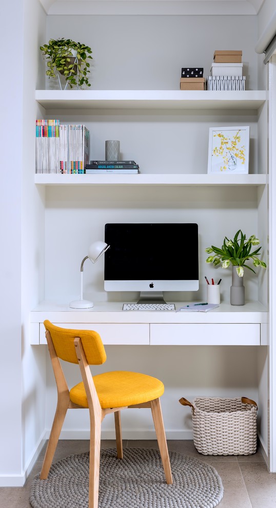 Modelo de despacho nórdico pequeño con paredes blancas, suelo de baldosas de cerámica, escritorio empotrado y suelo gris