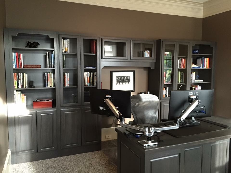 Ejemplo de despacho tradicional de tamaño medio con paredes marrones, moqueta, escritorio independiente y suelo beige