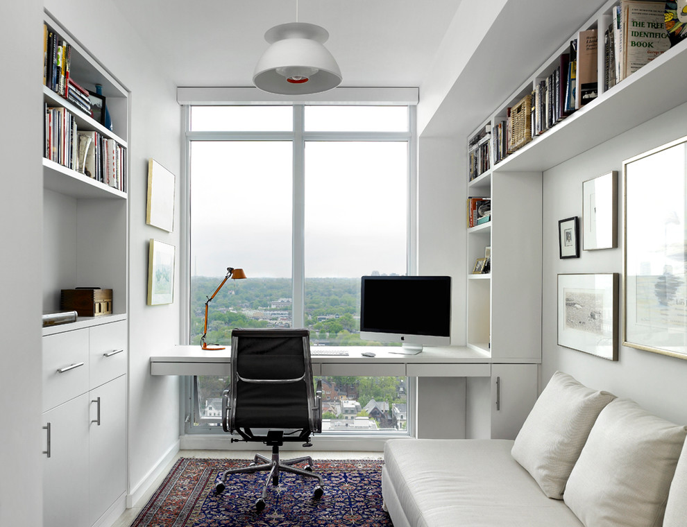 Diseño de despacho nórdico pequeño con paredes blancas y escritorio empotrado