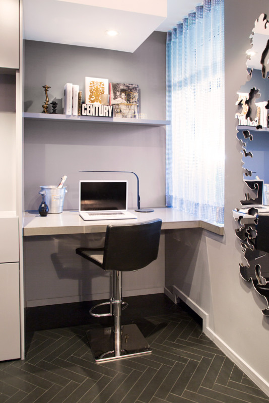 Kleines Retro Arbeitszimmer ohne Kamin mit Arbeitsplatz, grauer Wandfarbe, Porzellan-Bodenfliesen und Einbau-Schreibtisch in Toronto