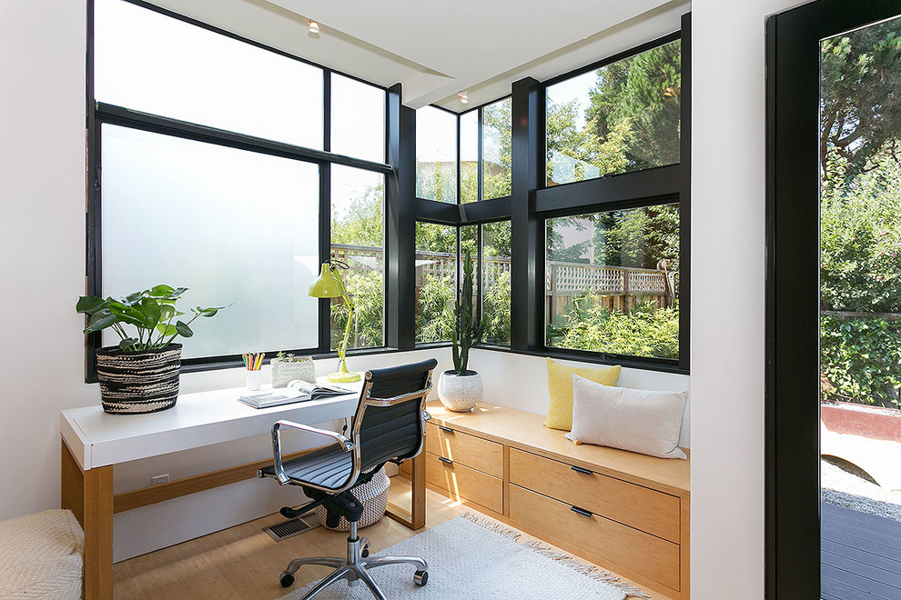 Cette photo montre un bureau rétro avec un mur blanc, un bureau indépendant et un sol beige.