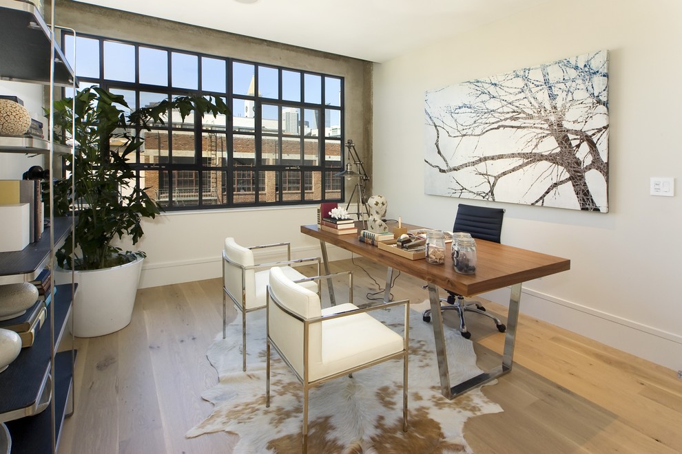 На фото: кабинет в современном стиле с белыми стенами и отдельно стоящим рабочим столом