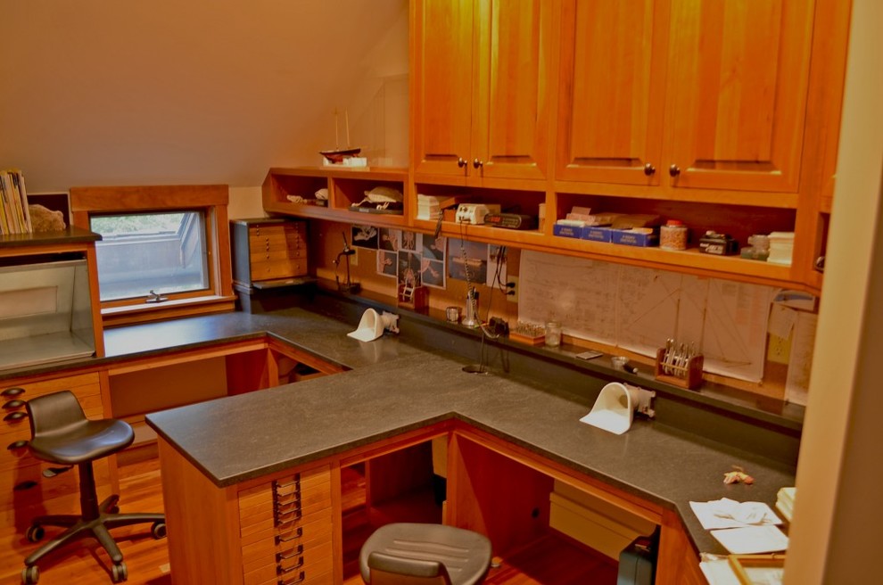 Diseño de despacho de estilo americano grande sin chimenea con paredes beige, suelo de madera oscura, escritorio empotrado y suelo marrón