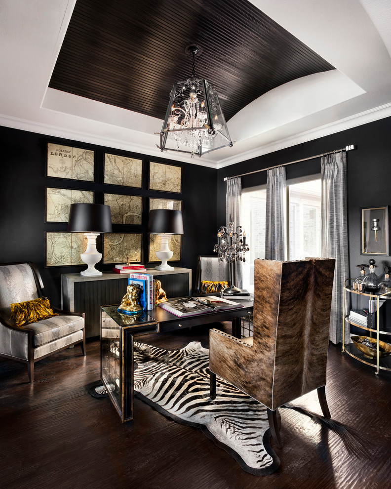 Ejemplo de despacho clásico renovado con paredes negras, suelo de madera oscura y escritorio independiente