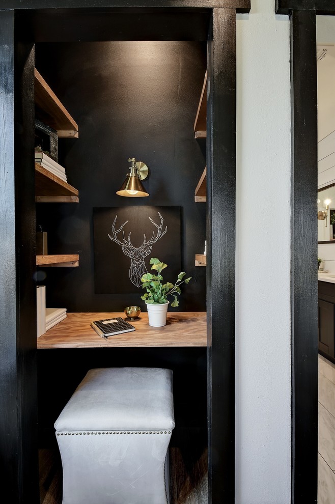 Mittelgroßes Modernes Arbeitszimmer mit schwarzer Wandfarbe und Einbau-Schreibtisch in Austin