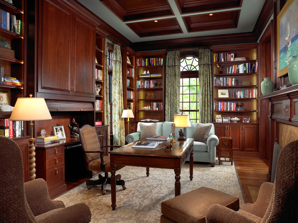 トラディショナルスタイルのおしゃれな書斎 (濃色無垢フローリング、標準型暖炉、自立型机、茶色い床) の写真