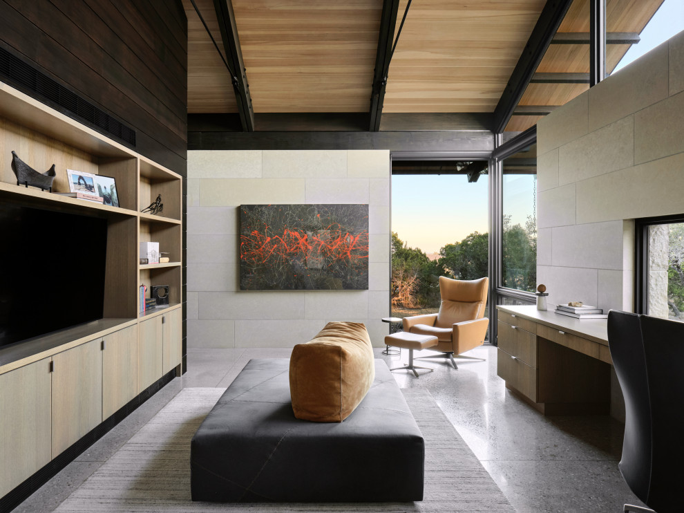 Kleines Modernes Arbeitszimmer mit Arbeitsplatz, Holzdecke, gewölbter Decke, Holzwänden, beiger Wandfarbe, Betonboden, Einbau-Schreibtisch und grauem Boden in Austin