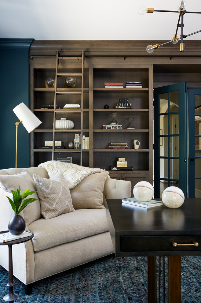 Ejemplo de despacho clásico renovado de tamaño medio con paredes azules, suelo de madera en tonos medios y escritorio independiente