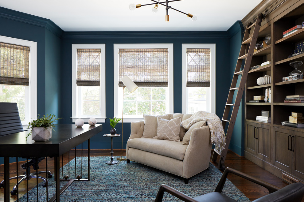 ワシントンD.C.にある中くらいなトランジショナルスタイルのおしゃれな書斎 (青い壁、自立型机、濃色無垢フローリング) の写真