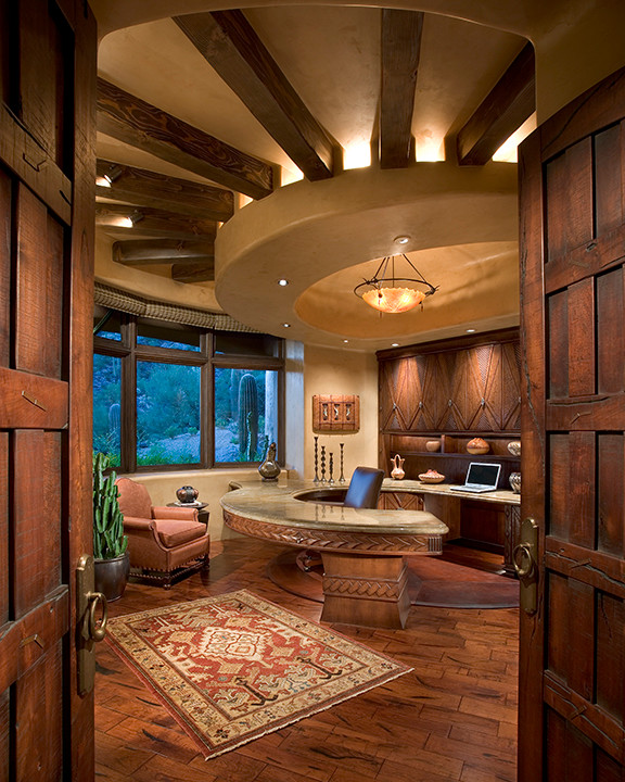 Imagen de despacho de estilo americano grande sin chimenea con paredes beige, suelo de madera en tonos medios, escritorio empotrado y suelo marrón