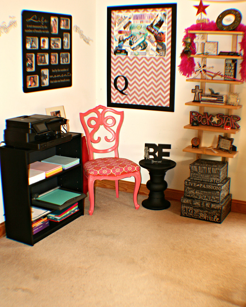 Idée de décoration pour un petit bureau bohème avec un mur blanc, moquette et un bureau indépendant.