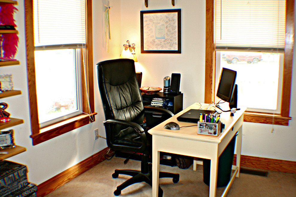 Exempel på ett litet eklektiskt arbetsrum, med vita väggar, heltäckningsmatta och ett fristående skrivbord