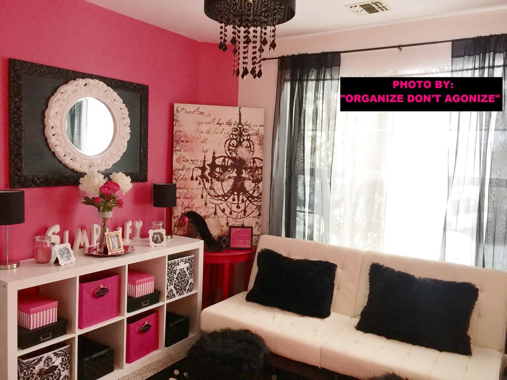 ニューヨークにあるお手頃価格の小さなモダンスタイルのおしゃれなホームオフィス・書斎 (ピンクの壁) の写真