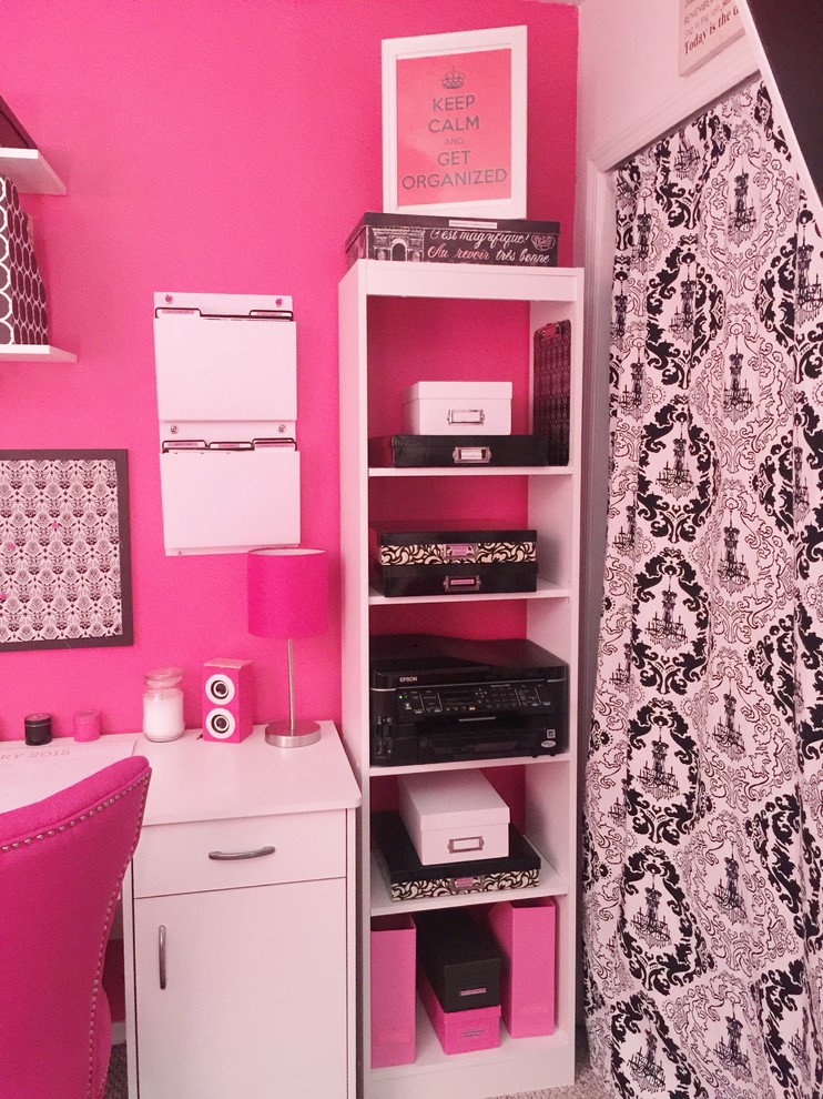 Exempel på ett litet modernt arbetsrum, med rosa väggar