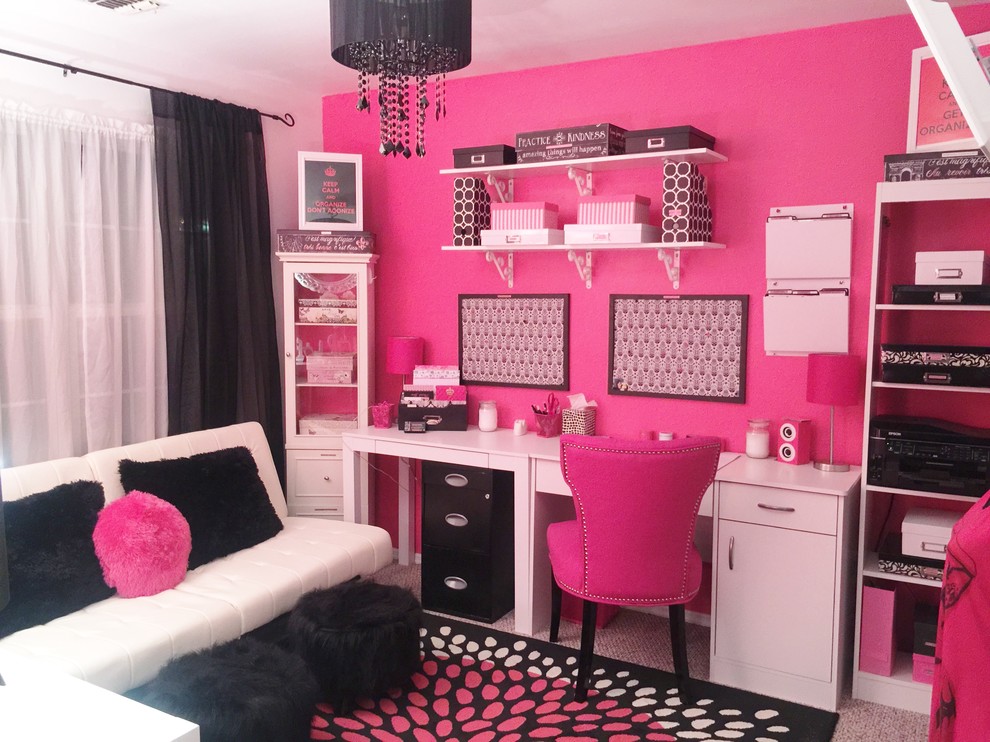 ニューヨークにあるお手頃価格の小さなモダンスタイルのおしゃれなホームオフィス・書斎 (ピンクの壁) の写真